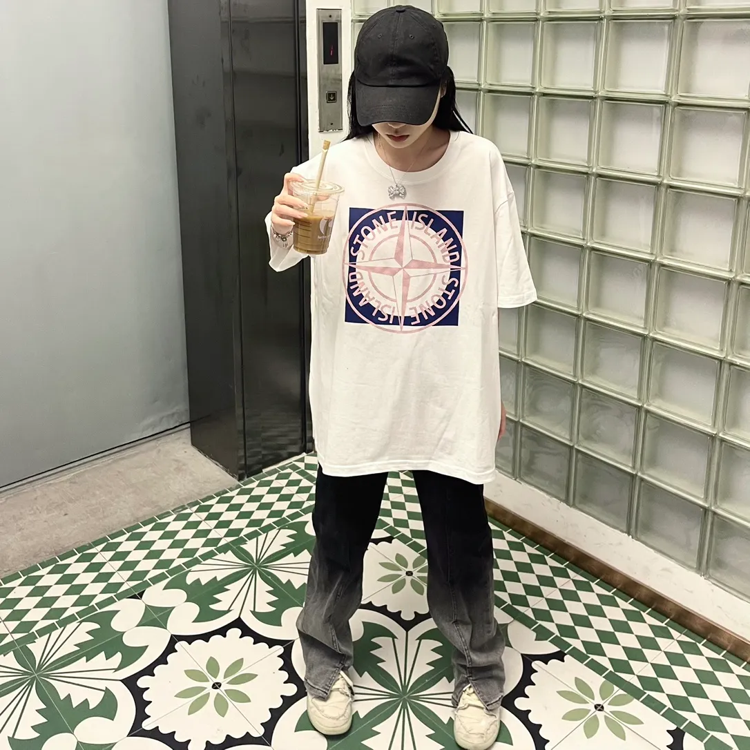 W615#P110💰 [Stone lsland/Stone Island summer new short-sleeved T-shirt with big compass print on the chest] ⚠️[Original creation with high control of details] - Made of 260 grams of combed cotton with 32-count double yarn, soft and comfortable to the touch, sweat-absorbent and breathable. - Simple, basic and versatile style, original quality, the first choice for couples. - Made in a large factory, four needles and five threads on the shoulder, neatly arranged, high quality workmanship. - Same style for men and women. Very versatile, one piece for everyone, details are clearly visible. Color: Black White Size: M L